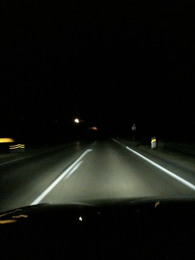 światła samochodu nocą